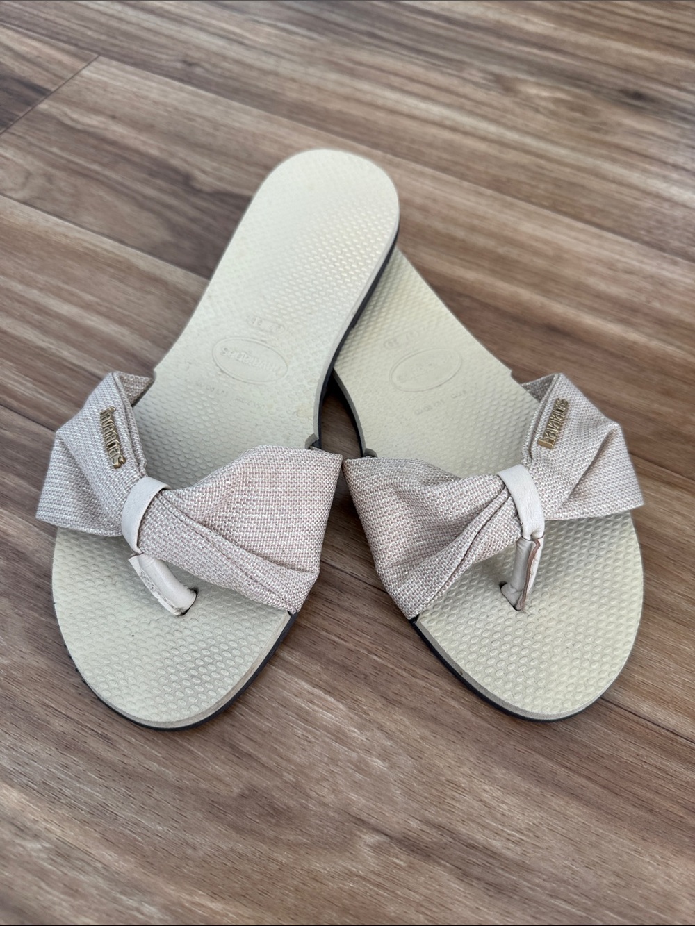 Havaianas Beige Knot-Top Slide Sandals with Subtle Metallic Tag